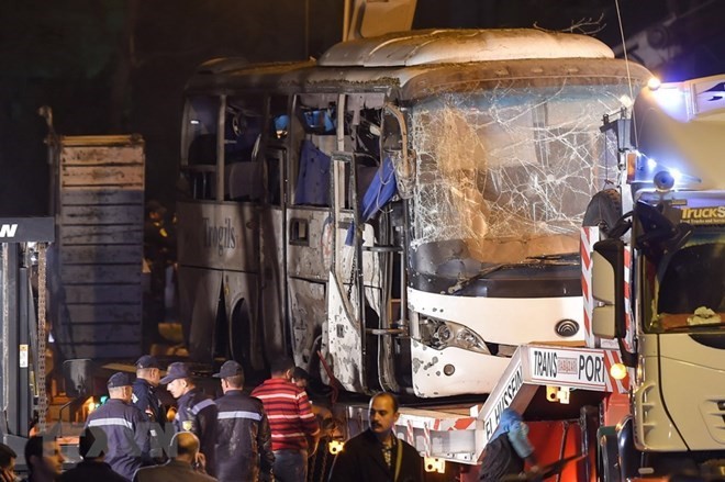 Relevant forces investigate the bomb attack on a bus carrying Vietnamese tourists in Giza on December 28 (local time) (Photo: AFP/VNA)
