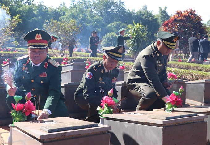 A delegation of high-ranking officials of the Commander of Military Zone 1 under the Royal Cambodian Armed Force led by General Houth Chheang offered incense at Duc Co District Martyrs’ Cemetery in Gia Lai Province yesterday on the 40th anniversary of vic