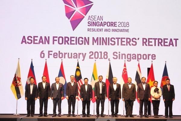 Officials pose for a photo at the ASEAN Foreign Ministers' Retreat in Singapore on February 6, 2018 (Photo: VNA)