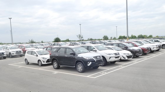 Cars waiting to be handed to buyers at a parking lot in Hiep Phuoc Industrial Park. (Photo: SGGP)