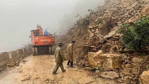 A landslide has blocked two way traffic in Highway 8A, Ha Tinh province since January 16 (Photo: SGGP)