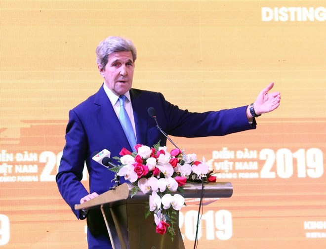 John Kerry, former US Secretary of State and visiting distinguished statesman at the Carnegie Endowment for International Peace, addresses the Vietnam Economic Forum 2019 (Photo: VNA)