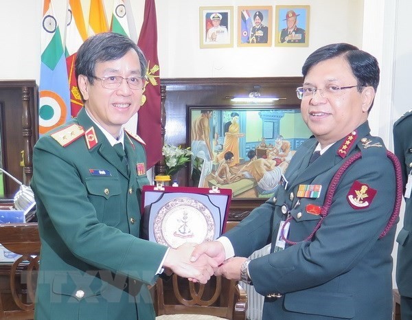 Director of the Vietnam Military Medical University  Lieut. Gen. Do Quyet (left) and Director General of the Armed Forces Medical Service of India Lieut. Gen. Bipin Puri (Photo: VNA)