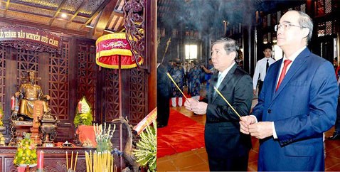 Secretary of HCMC Party Committee Nguyen Thien Nhan (R ) and chairman of HCMC People’s Committee Nguyen Thanh Phong burn incense to commemorate Marquess Le Thanh Nguyen Huu Canh