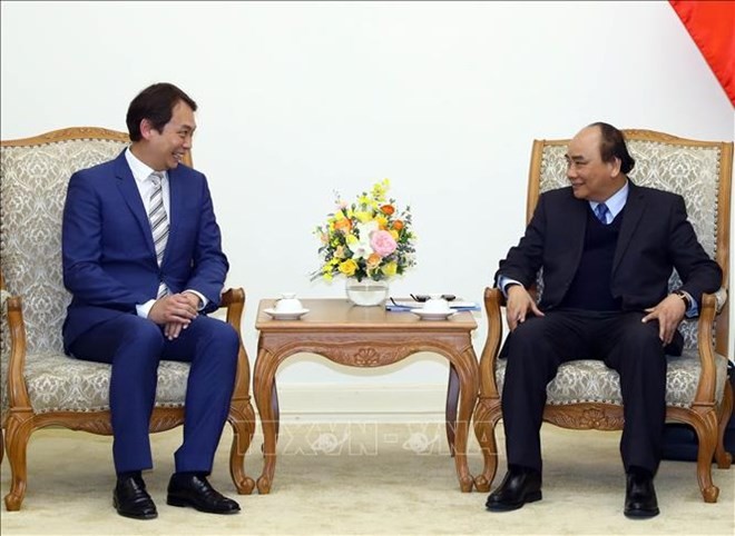 Prime Minister Nguyen Xuan Phuc (right) and President of the Singapore Manufacturing Federation  Douglas Foo (Photo: VNA)