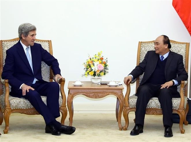 Prime Minister Nguyen Xuan Phuc (R) and former US Secretary of State John Kerry (Source: VNA) 