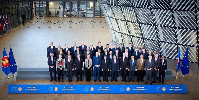 Officials pose for a photo at the 22nd ASEAN-EU Ministerial Meeting in Brussels on January 21 (Source: VNA)