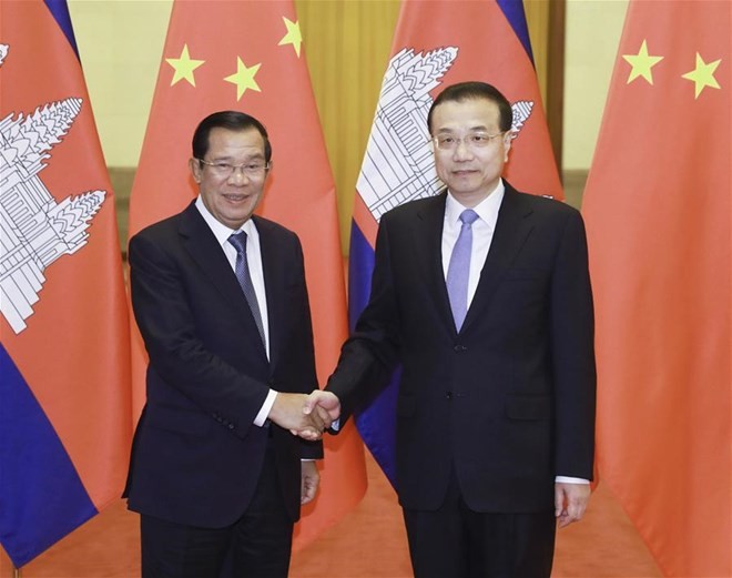 Chinese Premier Li Keqiang (R) holds talks with visiting Cambodian Prime Minister Samdech Techo Hun Sen in Beijing, China (Photo: Xinhua)