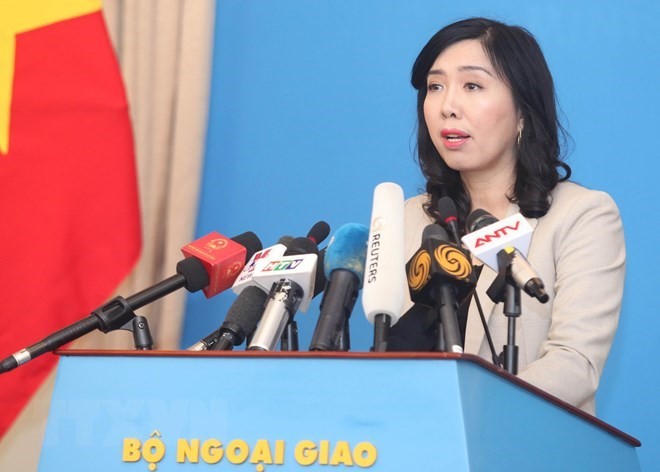 Spokesperson Le Thi Thu Hang answers questions from the media. (Photo: VNA)