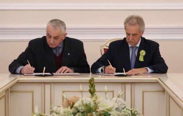 Evgeny Grigoriev (R), Chairman of the Committee for External Relations of St. Petersburg, and Anatoly Budko, director of the Russian Museum of Military Medicine, sign a decision to hold the exhibition next April (Photo: nhandan.com.vn)