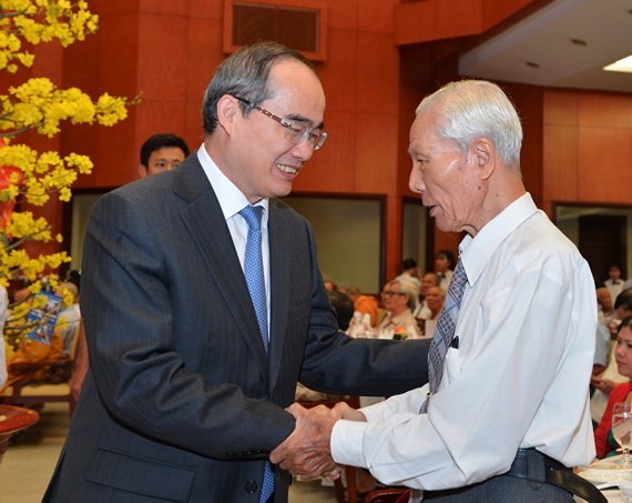 HCMC Party Chief Nguyen Thien Nhan shakes hands with an elderly delegate at the meeting (Photo: SGGP)
