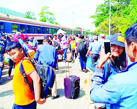 Passengers travel by bus to move across the derailment spot in Binh Thuan province on January 27 (Photo: SGGP)
