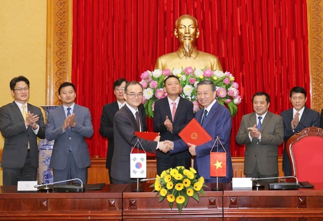 Vietnam’s Ministry of Public Security and the RoK Supreme Prosecutors’ Office sign a memorandum of understanding (MoU) on cooperation in the prevention and combat of cross-border crimes (Photo: VNA)