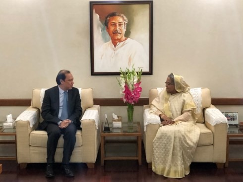 Deputy Foreign Minister Nguyen Quoc Dung (L) meets with Bangladeshi PM Sheikh Hasina Wazed (Photo: vov.vn)