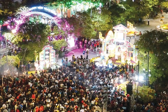 Residents and visitors at Nguyen Hue flower street opened in downtown HCMC on February 2  (Photo: SGGP)