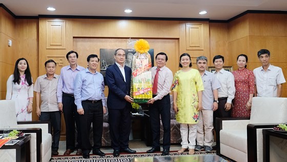 Secretary of HCMC Party Committee Nguyen Thien Nhan visits Sai Gon Giai Phong Newspaper on the first day of the Lunar New Year (Photo: SGGP)