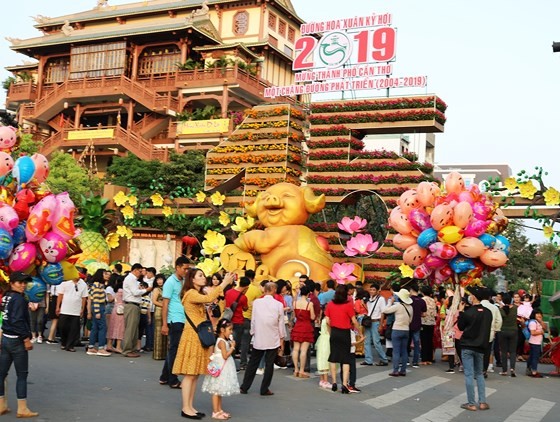 Can Tho flower street crowded of holidaymakers (Photo: SGGP)
