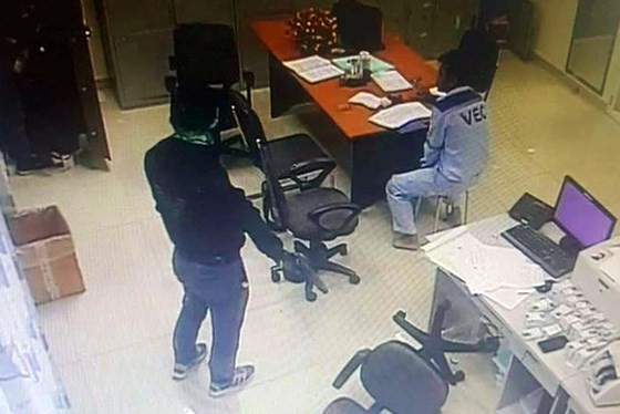 The camera footage in which the two robbers constrain toll collection staff and rob VND2.22 billion on the third day of the lunar new year