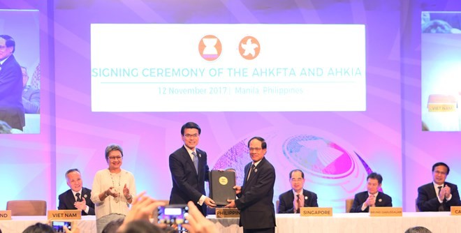 Scene at the signing ceremony of the ASEAN–Hongkong, China Free Trade Agreement and ASEAN-Hongkong, China Investment Agreement in Manila, the Philippines, in November 2017. (Photo: asean.org)