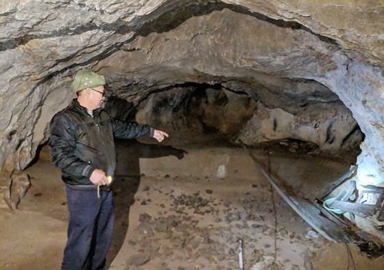 Mr. Nguyen Van Binh at Den Mau cave in Dong Dang, Lang Son province. The cave was the shelter of over 500 residents in 1979 when Chinese troops invaded Vietnam  (Photo: SGGP)