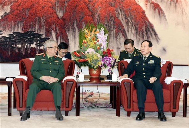 Deputy Minister of National Defence, Sen. Lt. Gen. Nguyen Chi Vinh (L) pays a courtesy visit to Chinese Minister of National Defence, Sen. Lt. Gen. Wei Fenghe (Photo: VNA)