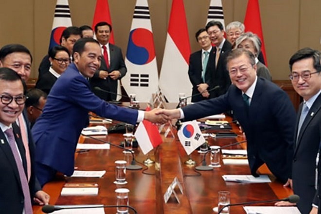 RoK President Moon Jae-in (right) and his Indonesian counterpart Joko Widodo (Source: Yonhap)