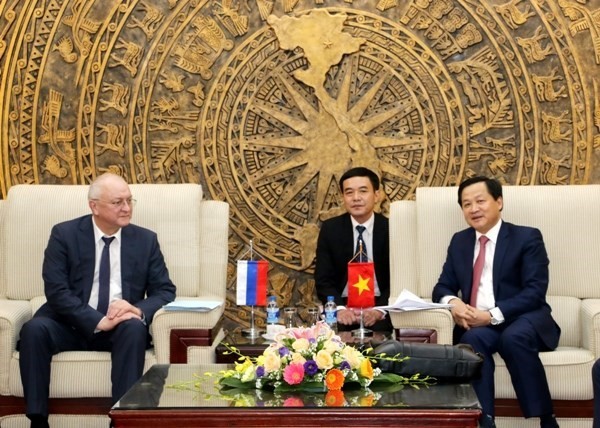 Vietnamese Government Inspector General Le Minh Khai (R) and Alexander Anikin, Deputy Head of the Anti-Corruption Department of the Russian President at their meeting in Hanoi on February 18 (Photo: Vietnamese Government Inspectorate)