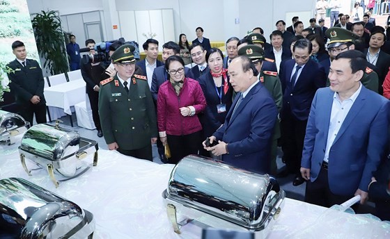 Prime Minister Nguyen Xuan Phuc inspects preparation work at the international media center in service of the DPRK-USA Hanoi Summit Vietnam on February 24 (Photo: SGGP)