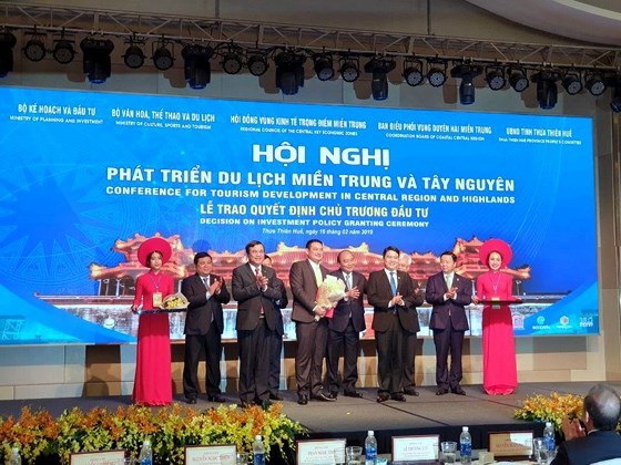 Prime Minister Nguyen Xuan Phuc grants investment decision for Dong Giang Sky Gate Ecotourism project. (Photo: SGGP)