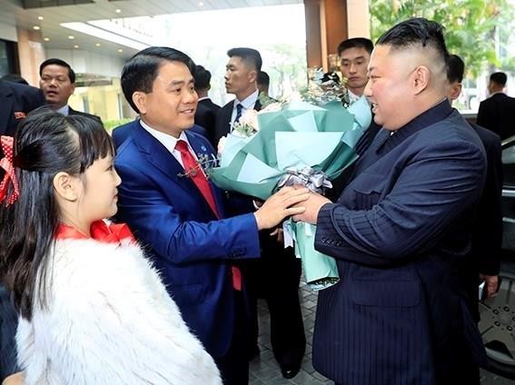 Chairman of the Hanoi People's Committee Nguyen Duc Chung (L) welcomes DPRK Chairman Kim Jong-un at Melia Hanoi Hotel (Photo: VNA)