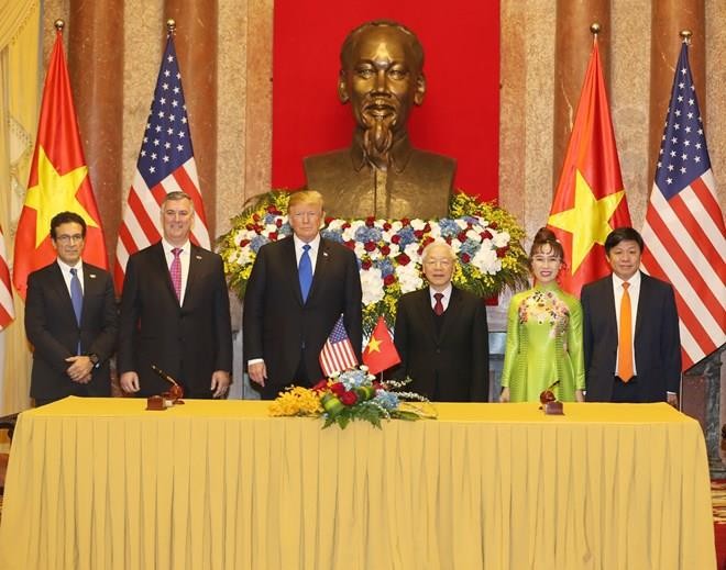 Party General Secretary and President Nguyen Phu Trong (third from right) and President Donald Trump (third from left) witness the signing ceremony of trade deals of Vietjet Air with Boeing and GE Aviation (Photo: Vietjet)