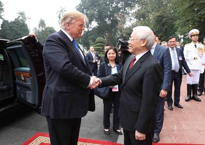 Party General Secretary and President Nguyen Phu Trong (R) welcomes US President Donald Trump before their talks in Hanoi on February 27 (Photo: VNA)