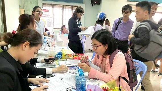 The labor market in HCMC has been noisy after Tet holidays with businesses' demand of recruiting thousands of workers in HCMC (Photo: SGGP)