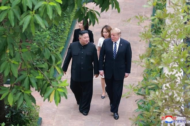US President Donald Trump (R) and DPRK leader Kim Jong-un take a stroll at the Sofitel Legend Metropole Hanoi hotel during their summit on February 28 (Photo: Yonhap/VNA)