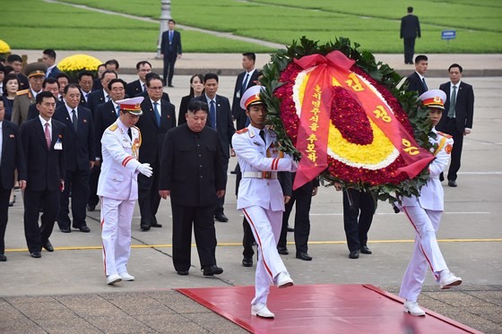 DPRK leader Kim Jong-un pays tribute to late Vietnamese President Ho Chi Minh at his mausoleum on March 2 (Photo: SGGP)
