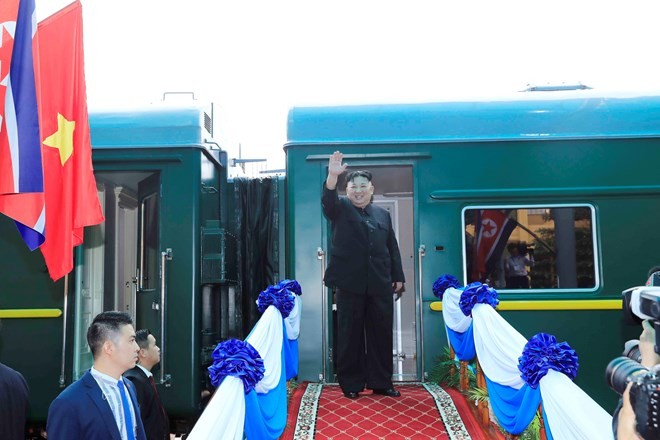 Leader of the Democratic People’s Republic of Korea Kim Jong-un bids farewell to Vietnamese officials and people at Dong Dang station (Source: VNA)