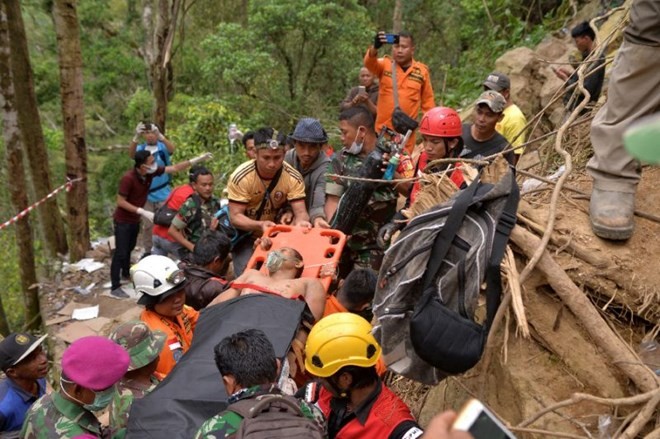 Rescuers carry victims who was trapped in the makeshift gold mine (Photo: AFP)