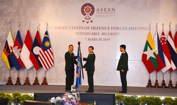 Host Thailand hands over the flag of the ACDFM Chair to Vietnam, which will hold the ASEAN Chair in 2020 (Photo: qdnd.vn)