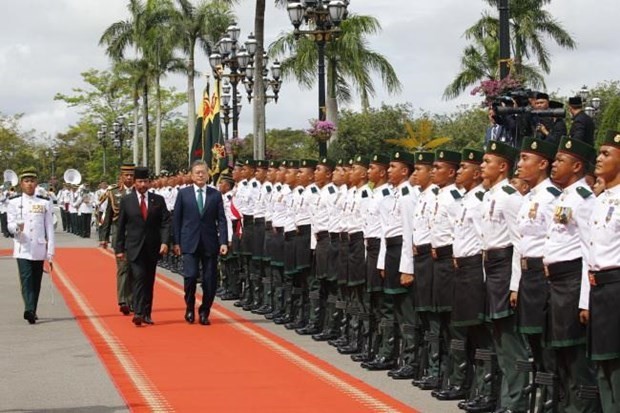 RoK President Moon Jae-in and Brunei Sultan Hassanal Bolkiah inspect guard of honour (Source: yonhap)