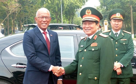 Minister of National Defence General Ngo Xuan Lich (right) receives Philippine Secretary of National Defence Delfin Lorenzana in Hanoi on Monday. (Photo: SGGP)