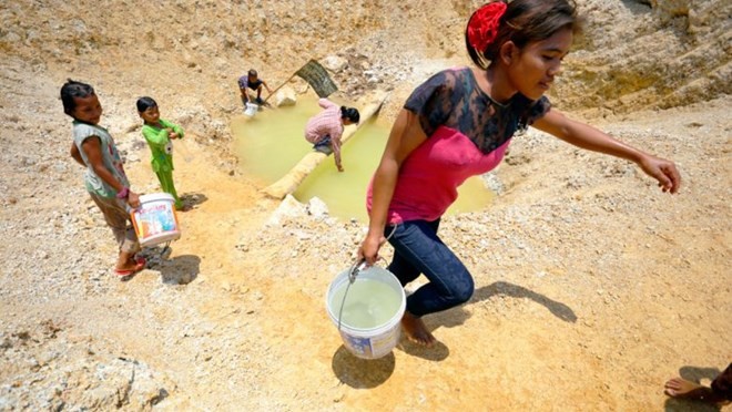 Villagers collect water at a dwindling watering hole amid drought in Banteay Meanchey province, Cambodia, in 2016 (Source: phnompenhpost.com)