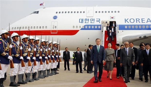 RoK President Moon Jae-in (L) and his spouse in Cambodia on March 14 (Source: Yonhap)