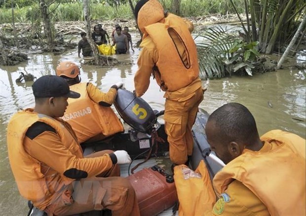 Rescuers help locals after flash flood in Sentani, Indonesia (Photo: Xinhua/VNA)