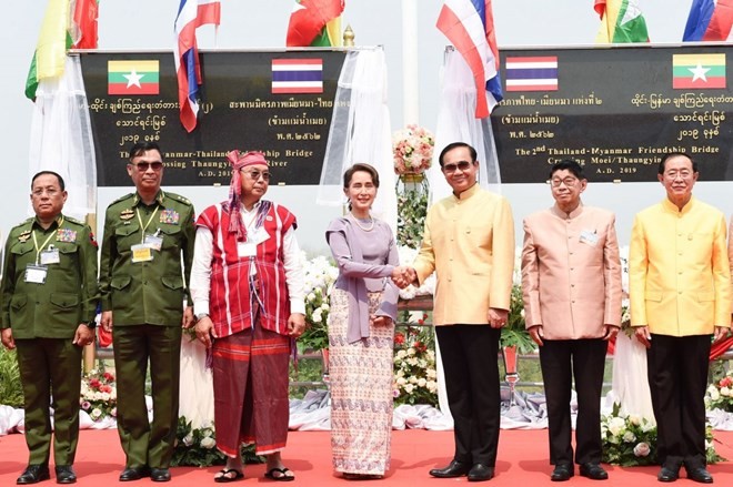 Prime Minister Prayut Chan-o-cha, third from right, shakes hands with Myanmar State Counsellor Aung San Suu Kyi, centre, during the opening ceremony of the second Thailand-Myanmar Friendship Bridge. (Source:  nationmultimedia.com)