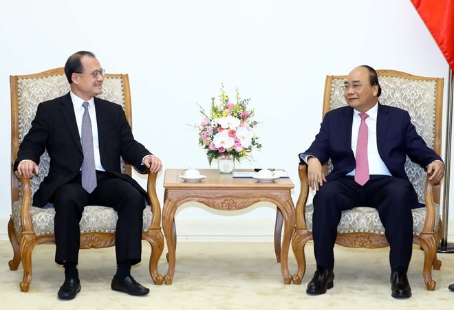 Prime Minister Nguyen Xuan Phuc (R) and Jonathan Choi, Chairman of the Hong Kong-Viet Nam Chamber of Commerce (Photo: VNA)