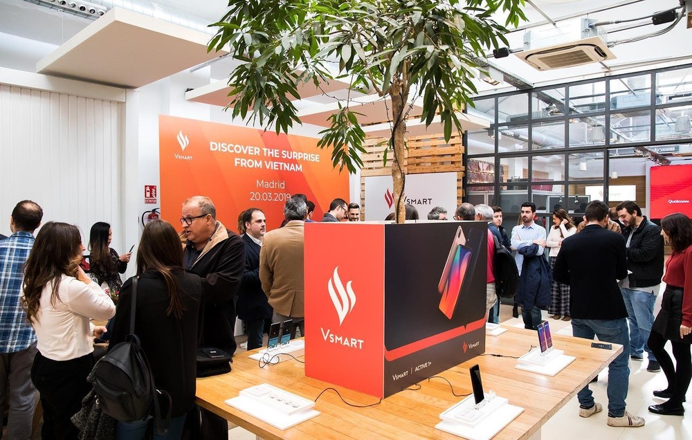 Vingroup's smartphones are available in Spain from March 21. (Photo: SGGP)