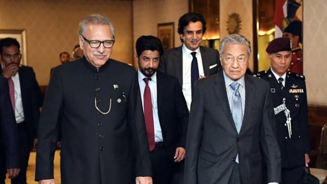 Prime Minister Tun Dr Mahathir Mohamad walks with Pakistan President Dr Arif Alivi (L) during a courtesy call at the President’s House on March 23, 2019. (Photo: Bernama)