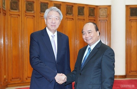 Prime Minister Nguyen Xuan Phuc (R) and Singaporean Deputy Prime Minister Teo Chee Hean (Source: VGP)