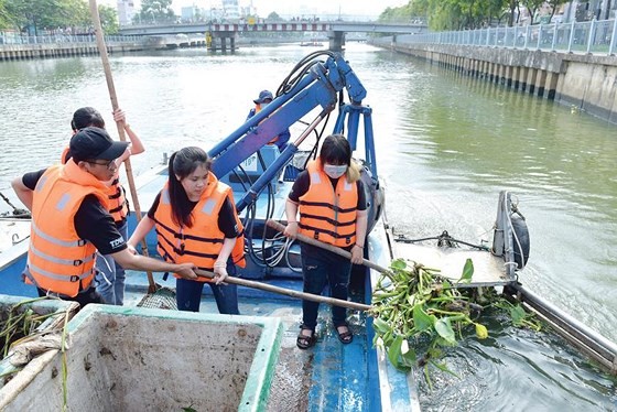 Activists collect garbage in Nhieu Loc-Thi Nghe canal, HCMC (Photo: SGGP)