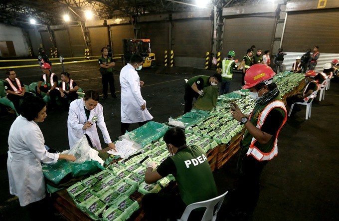 Laboratory technicians examine 276kg of crystal meth at Manila International Container Port on Friday night. (Photo: newsinfo.inquirer.net )